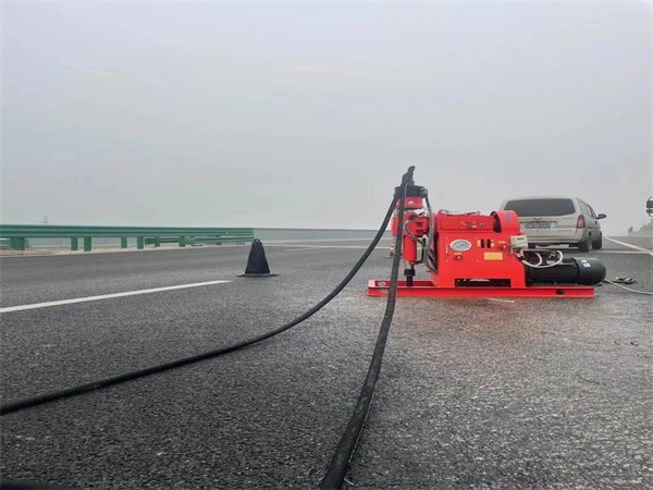 萨迦马路路基路面开裂下沉注浆加固灌浆